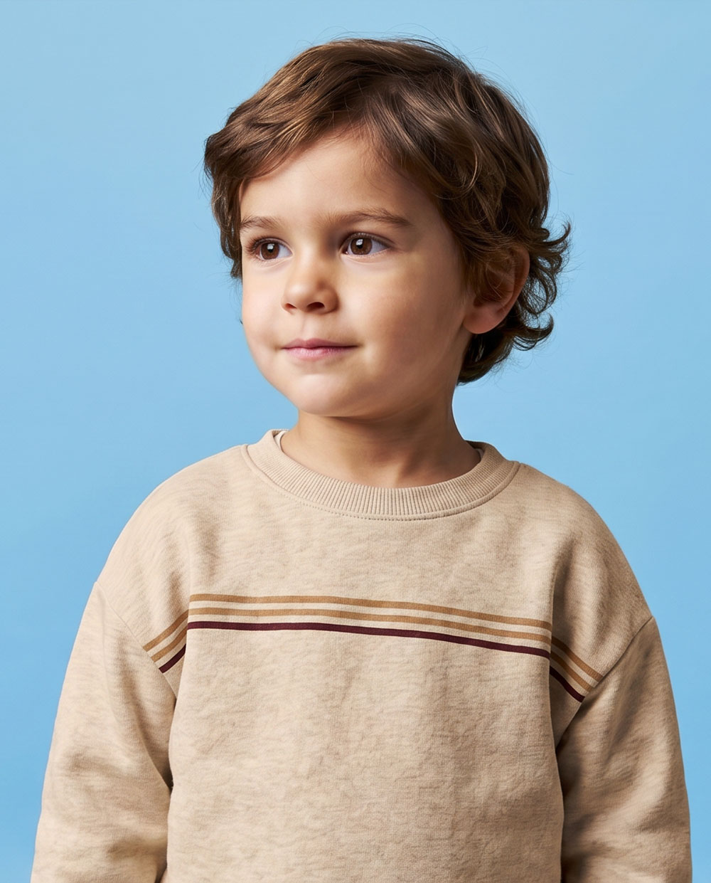Niño con sudadera infantil ROOTS